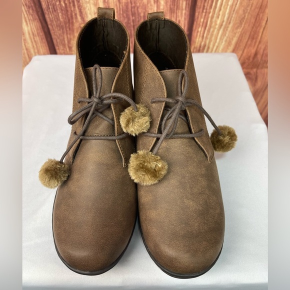 Soft style A hush puppies company brown lace booties with pompoms size 6.5 - Picture 8 of 16